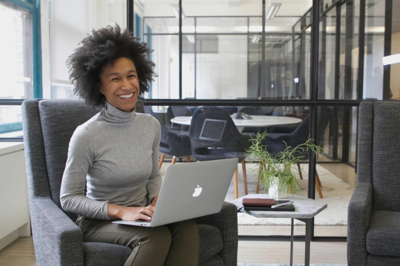 Демонстрация интерфейса системы контроля бюджета с графиками и аналитикой