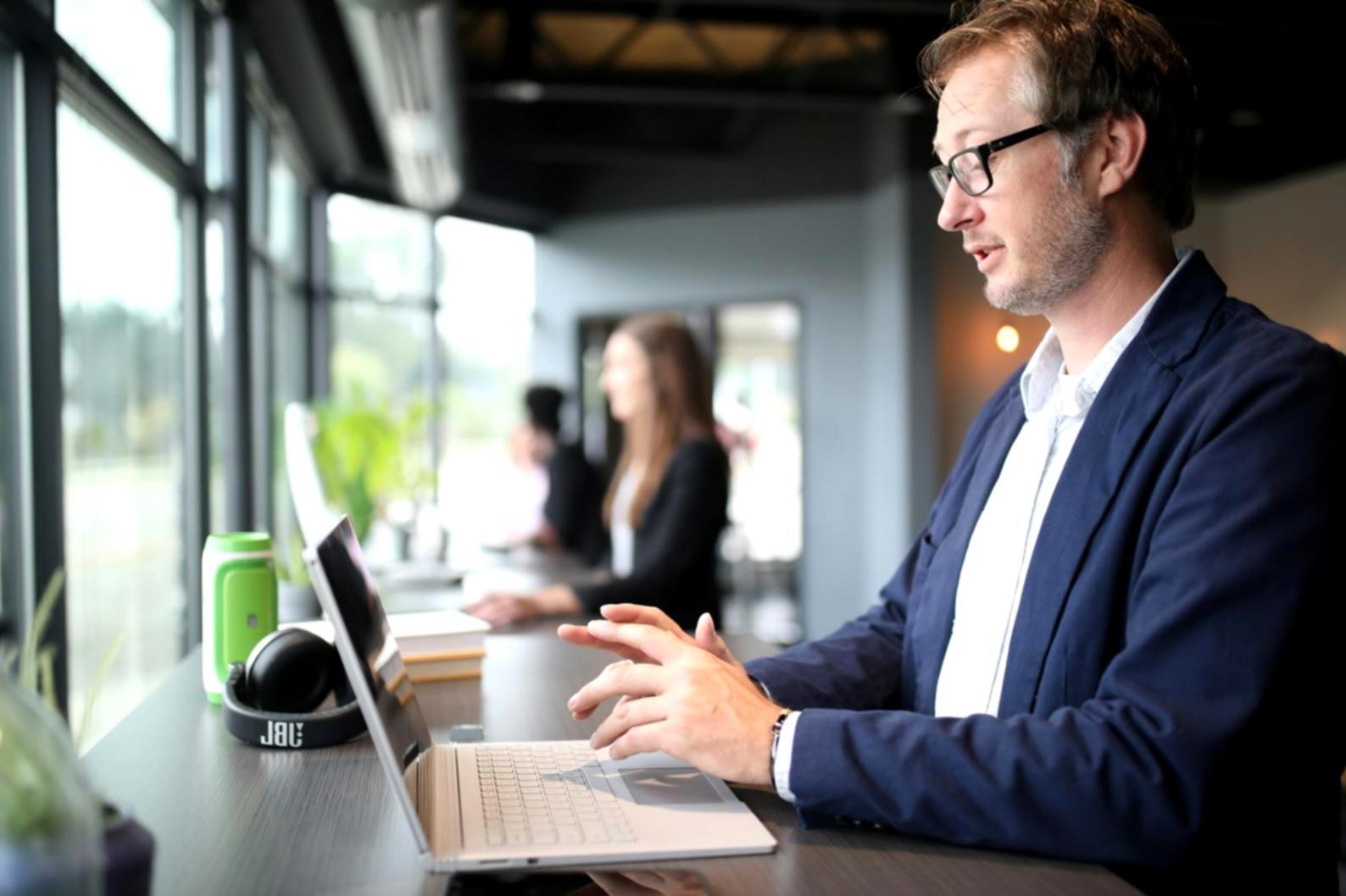 Студенты изучают методы контроля бюджета