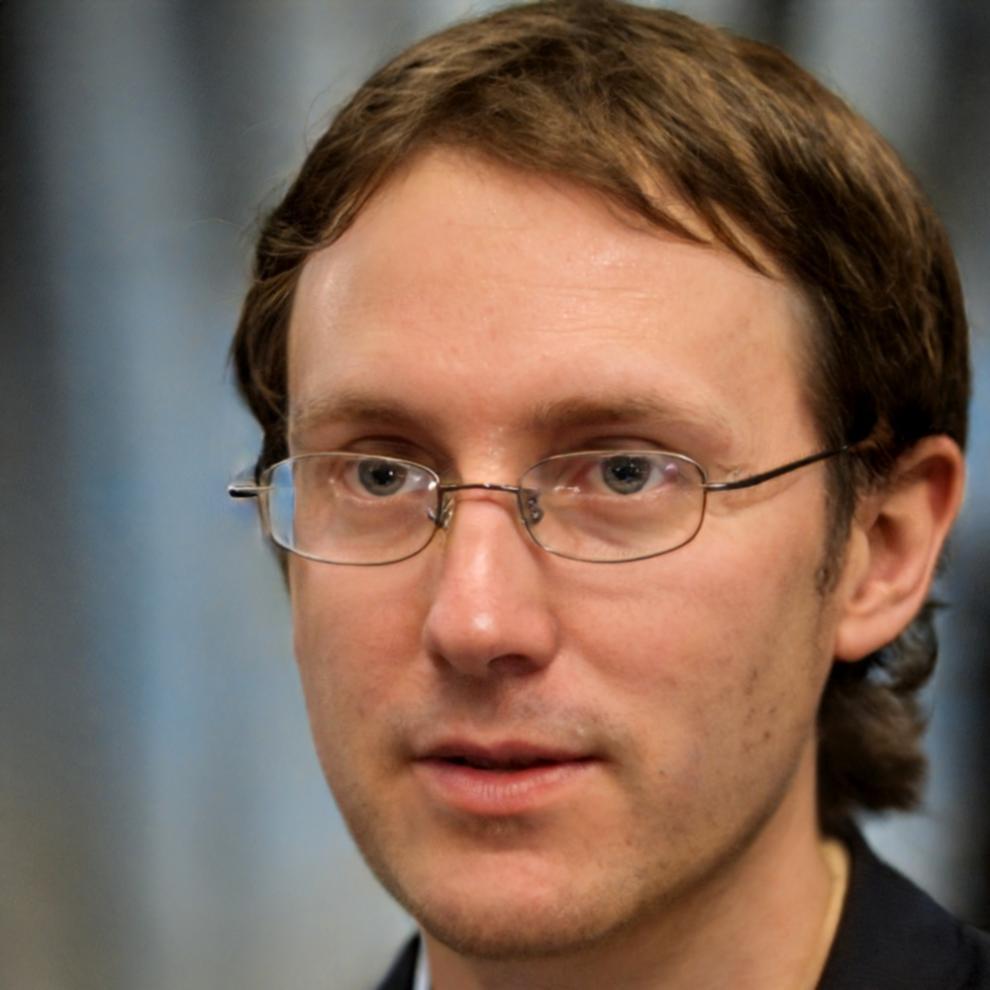 Портрет консультанта по финансам Жюльен Дюбуа